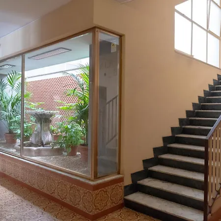 - Ruins House - 750m From The Metro Station Apartment *